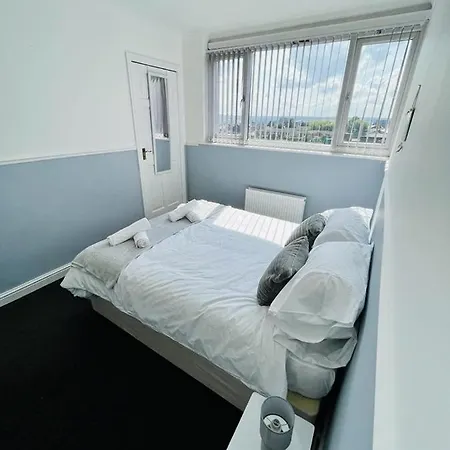 Stylish Outskirts Sleeps 8 Hotel Leeds (West Yorkshire)