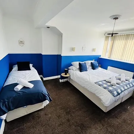 Stylish Outskirts Sleeps 8 3* Leeds (West Yorkshire)