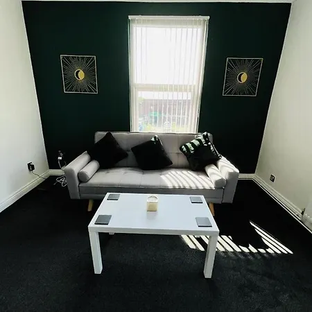 Stylish Outskirts Sleeps 8 3*