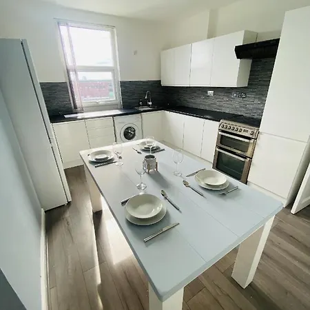 Stylish Outskirts Sleeps 8