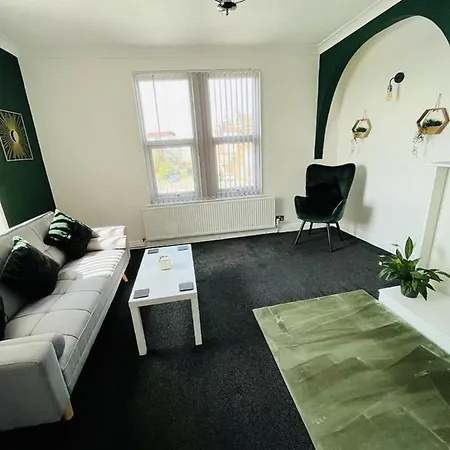 Stylish Outskirts Sleeps 8 Hotel