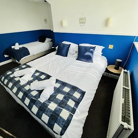 Stylish Outskirts Sleeps 8 Hotel 3*