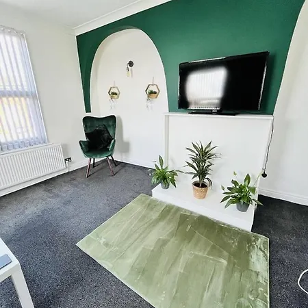 Stylish Outskirts Sleeps 8 3*