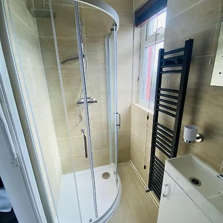 Stylish Outskirts Sleeps 8 Leeds (West Yorkshire)