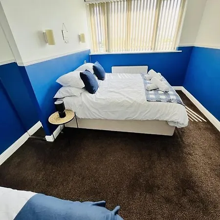 Stylish Outskirts Sleeps 8 Hotel Leeds (West Yorkshire)