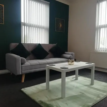 Stylish Outskirts Sleeps 8 3* Leeds (West Yorkshire)